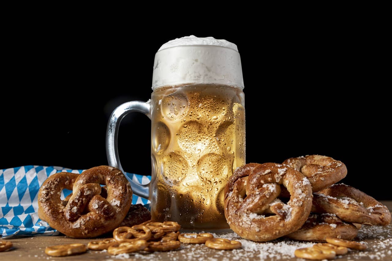 Oktoberfest Bierkrug by freepic scaled 1